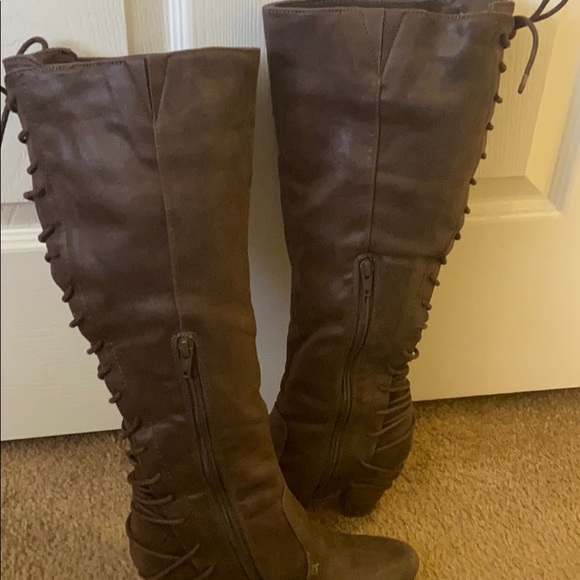 Back race up brown boots . - Picture 3 of 7